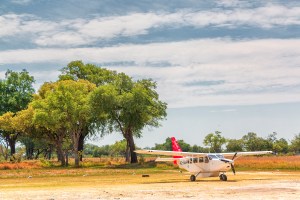 Взлютно-посадочная полоса в частном заповеднике Канана. Дельта реки Окаванго, Ботсвана