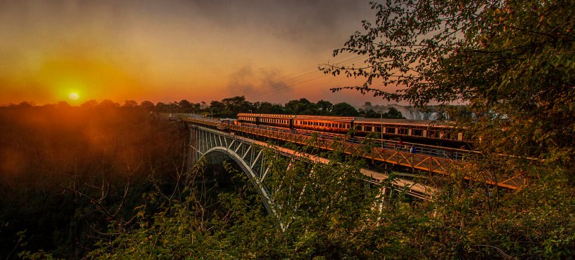 Поездка на ретро поезде на водопаде Виктория