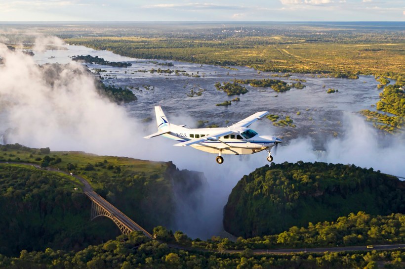 Легкий самолёт на водопадом Виктория