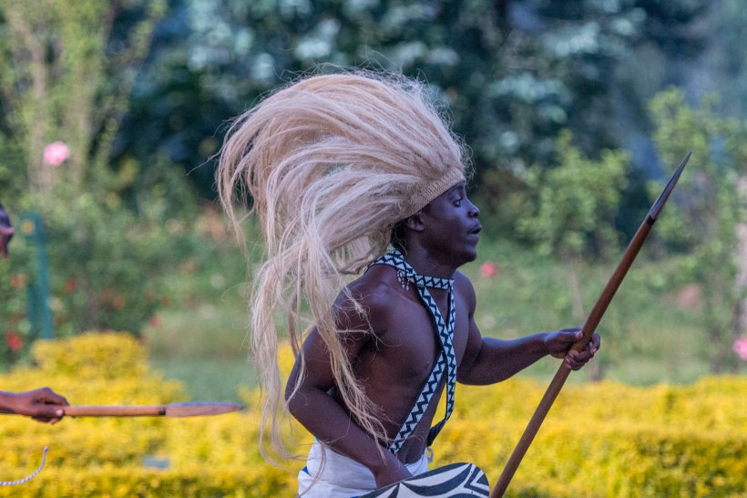 Танцор традиционных руандийских танцев инторе