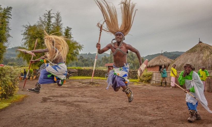 Танцоры инторе в этнографической деревне Iby'Iwacu в национальном парке Вулканов, Руанда