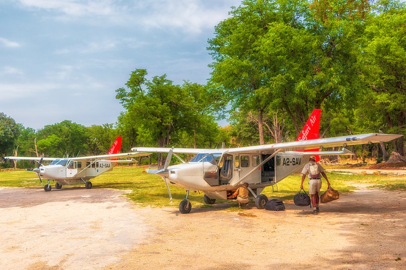 Погрузка багажа в заповеднике Мореми, дельта реки Окаванго, Ботсвана