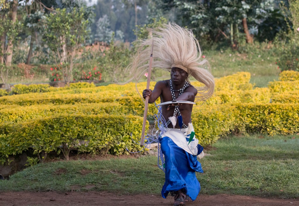 Инторе - исполнитель традиционных танцев Руанды