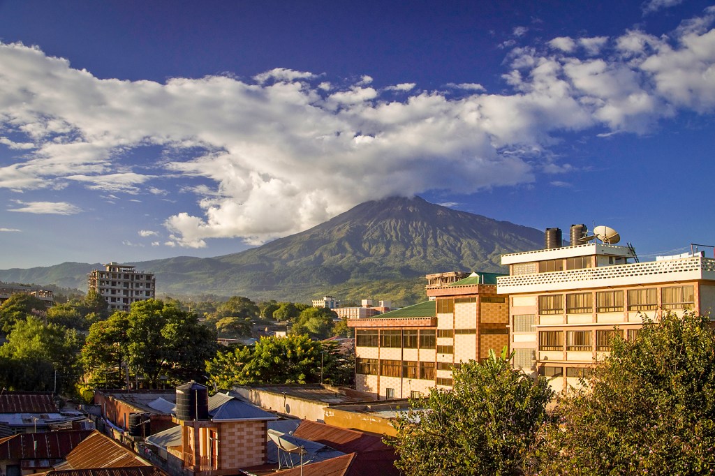 Вид на гору Меру (4562 м) из Аруши