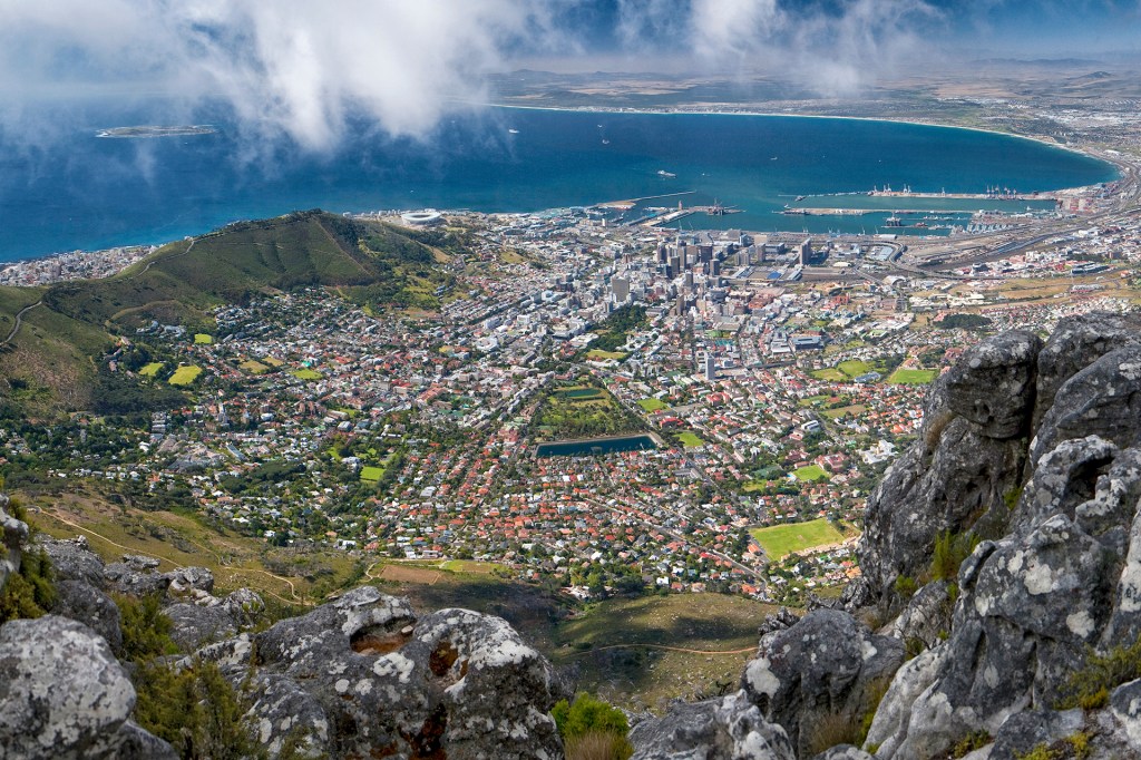 Вид на Кейптаун и залив со Столовой горы