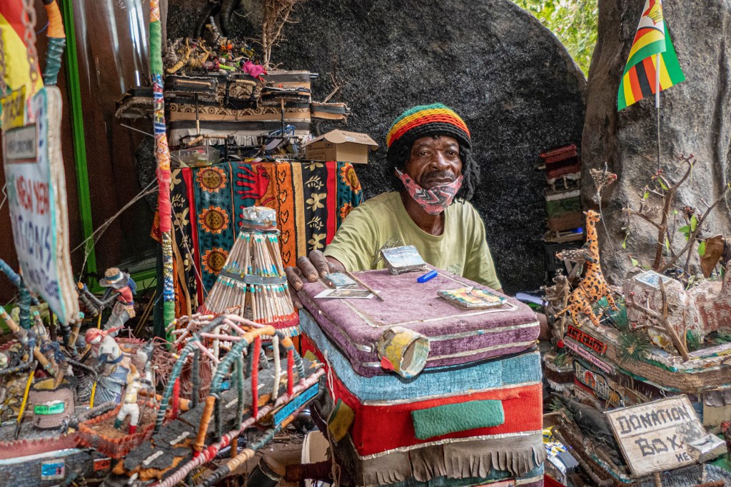 Продавец сувениров на водопаде Виктория, Зимбабве
