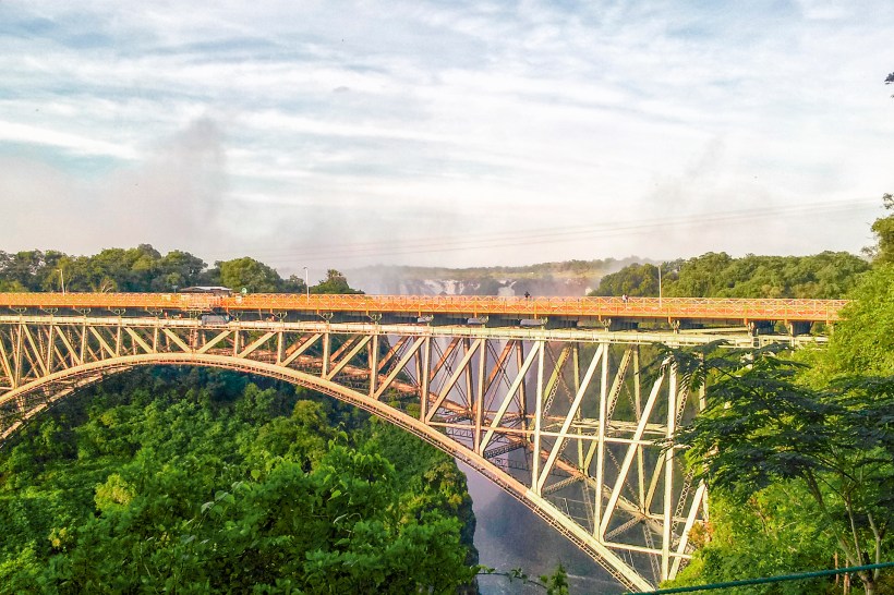 Мост на водопаде Виктория между пограничными пунктами Зимбабве и Замбии
